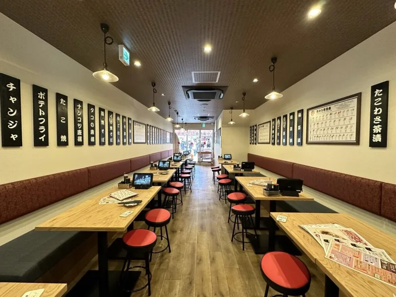 カウンターとテーブル席が並ぶいっとくの店内