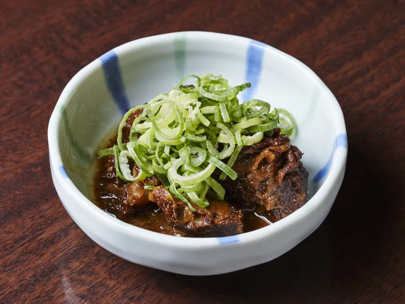 青ねぎをたっぷりのせた牛すじのどて焼き